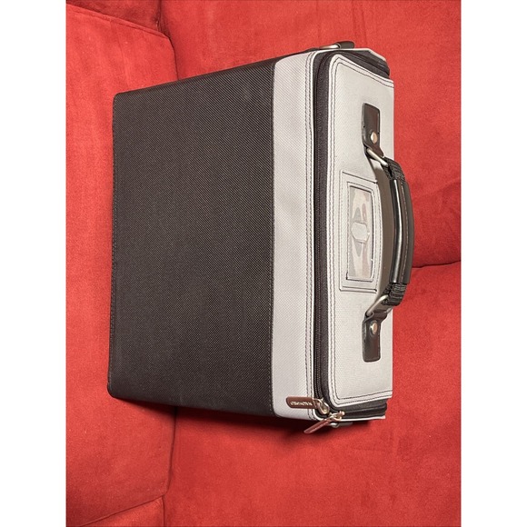 G-PAK‎ NAKIWORLD BLACK PADED TRAVEL BAG/CASE -Nintendo WII